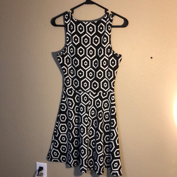 Black and white fit and flare dress - Picture 4 of 5